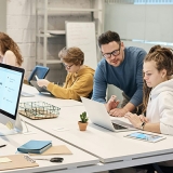 38 proc. przedstawicieli pokolenia Z pracuje w kilku miejscach jednocześnie. Co trzeci pracodawca ocenia to rozwiązanie negatywnie